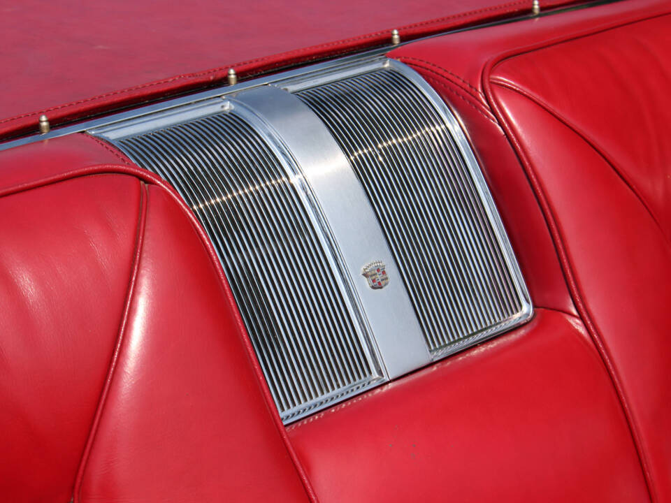 Image 21/28 of Cadillac DeVille Convertible (1965)