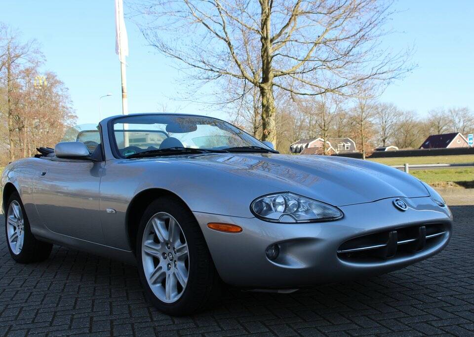 Image 3/8 of Jaguar XK8 4.0 (1999)