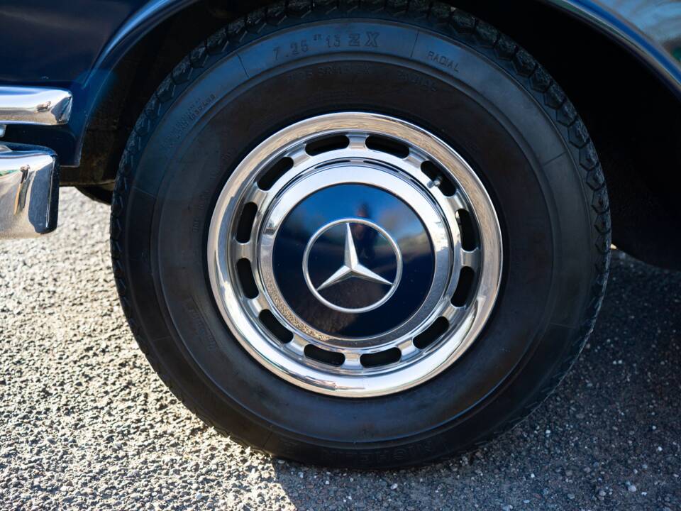 Image 18/29 de Mercedes-Benz 220 SE b (1966)