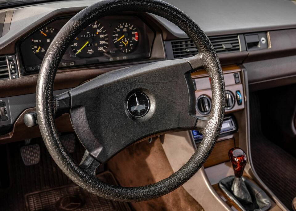 Bild 2/8 von Mercedes-Benz 230 CE (1988)