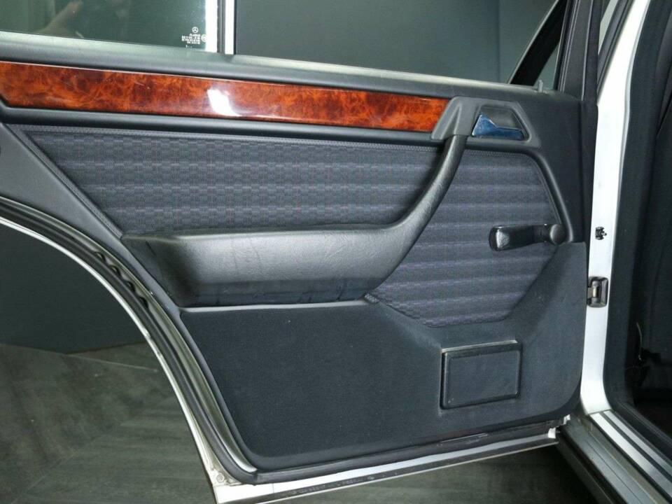 Bild 24/50 von Mercedes-Benz 300 E-24 (1992)