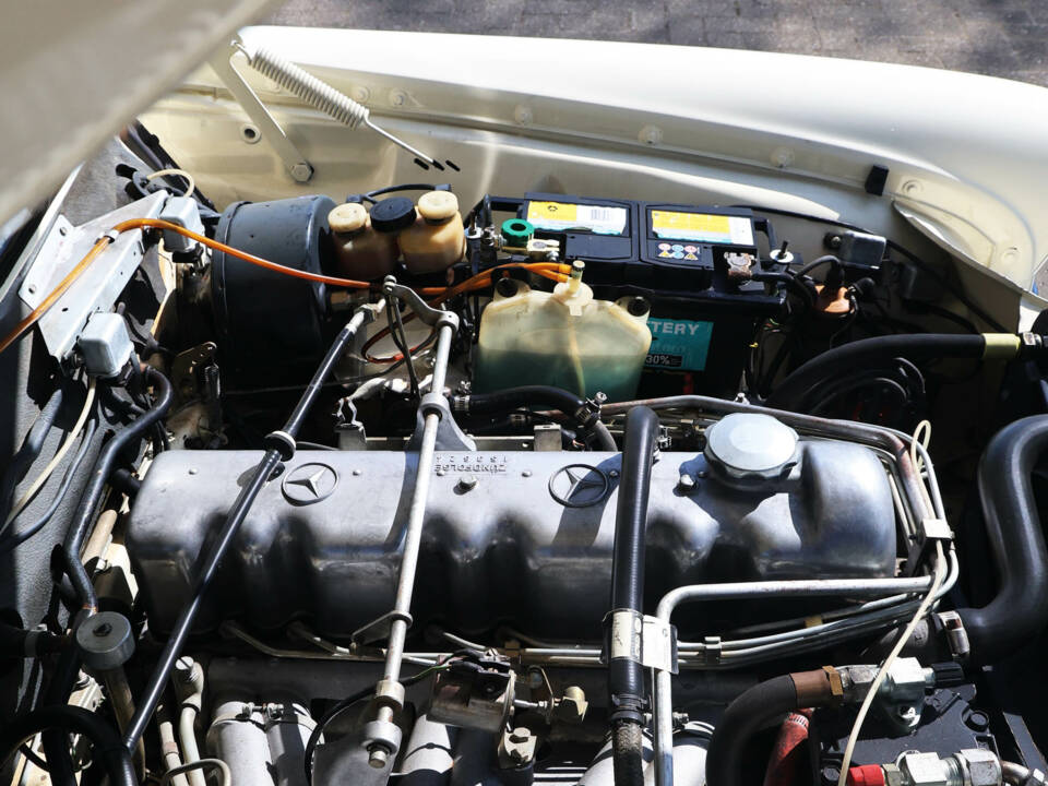 Immagine 43/45 di Mercedes-Benz 280 SE (1968)
