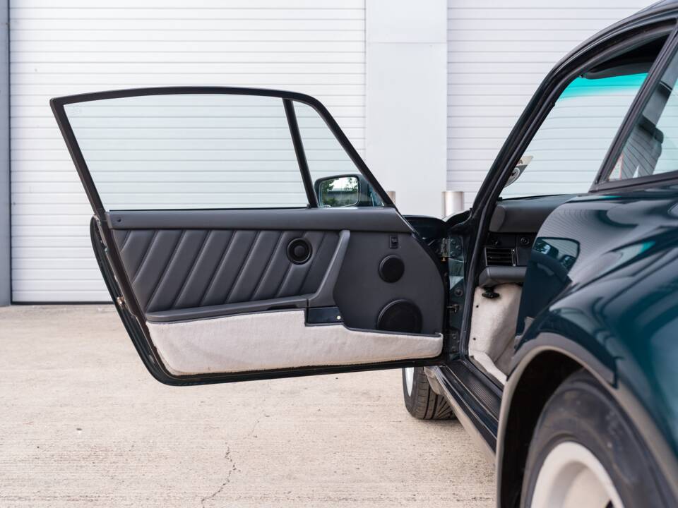 Image 37/52 of Porsche 911 Carrera 3.2 (1989)