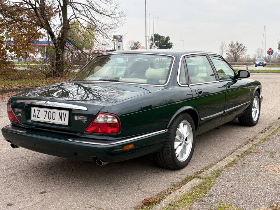 Immagine 6/14 di Jaguar XJ 8 Executive (1998)