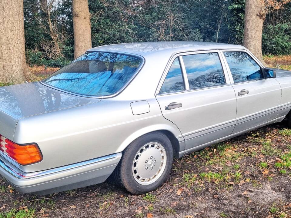 Image 6/18 de Mercedes-Benz 420 SEL (1987)