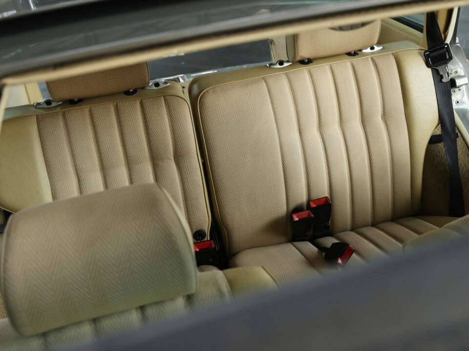 Image 29/49 of Mercedes-Benz 230 TE (1981)