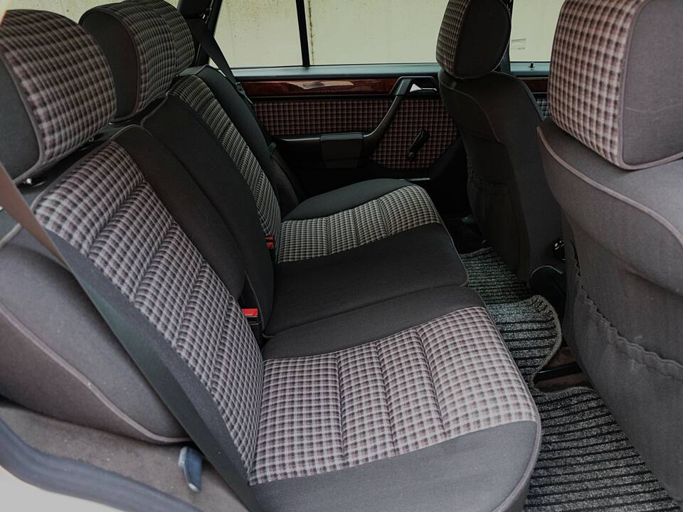 Image 19/75 of Mercedes-Benz E 280 T (1994)