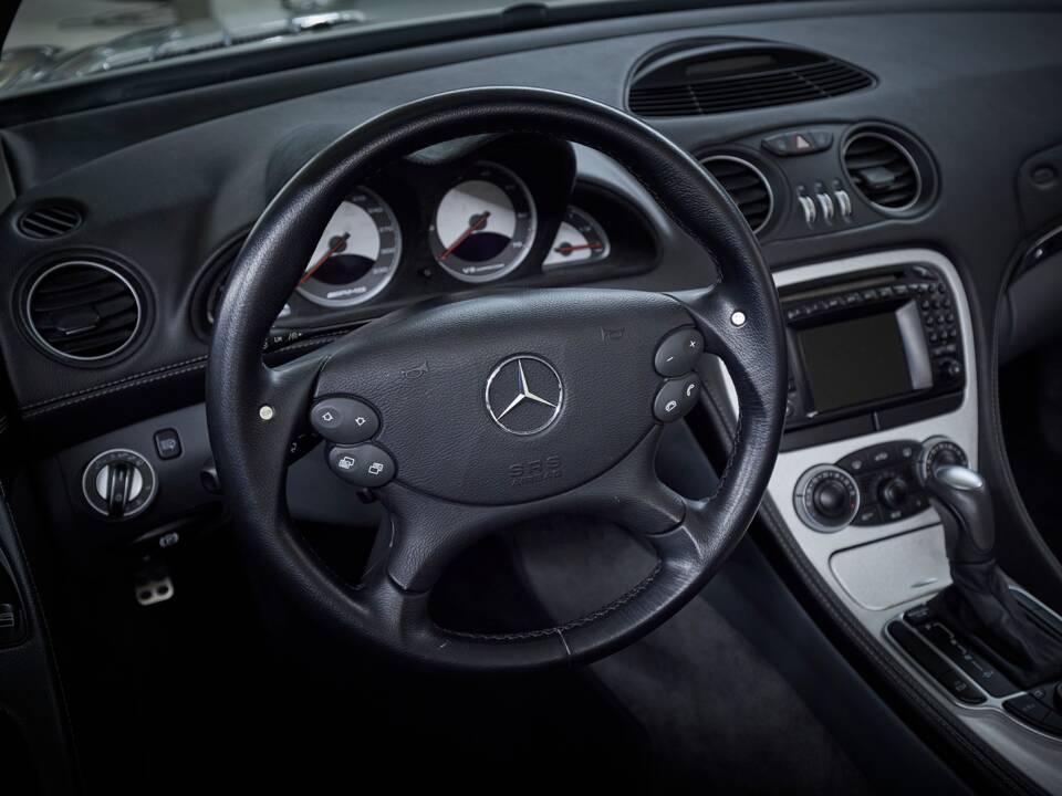 Image 51/99 de Mercedes-Benz SL 55 AMG (2005)