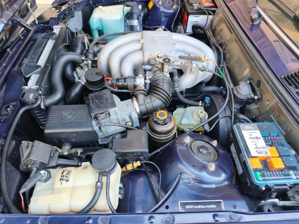 Afbeelding 18/26 van BMW 325i (1989)