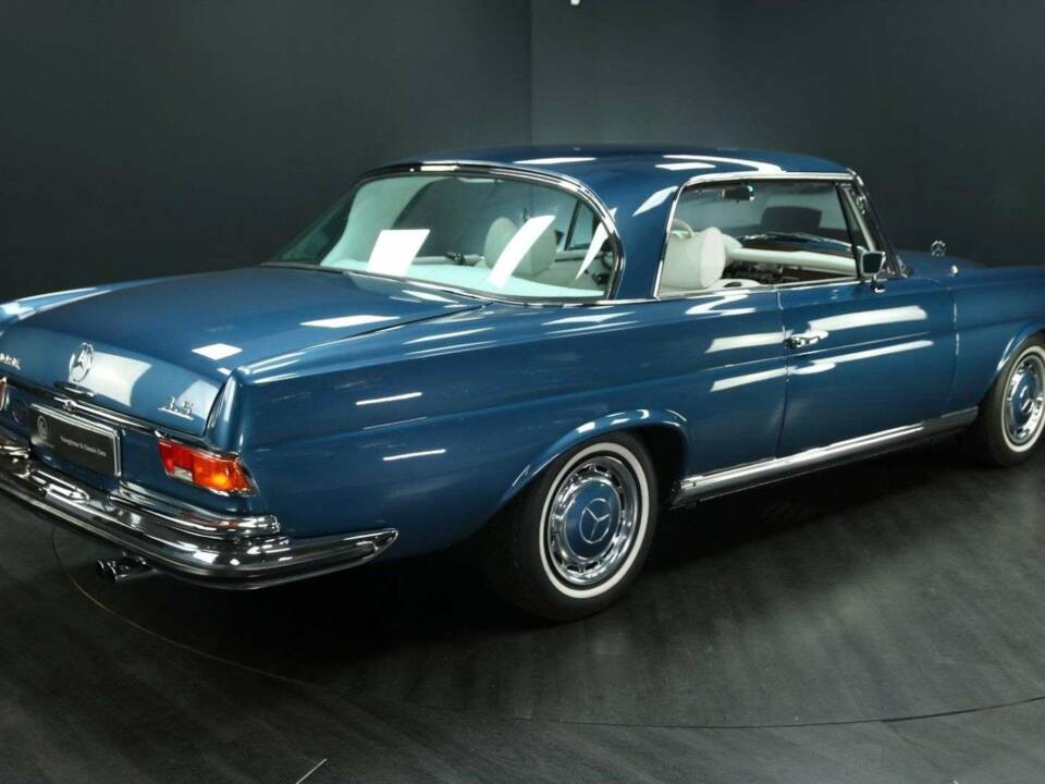 Image 7/50 of Mercedes-Benz 280 SE 3,5 (1971)