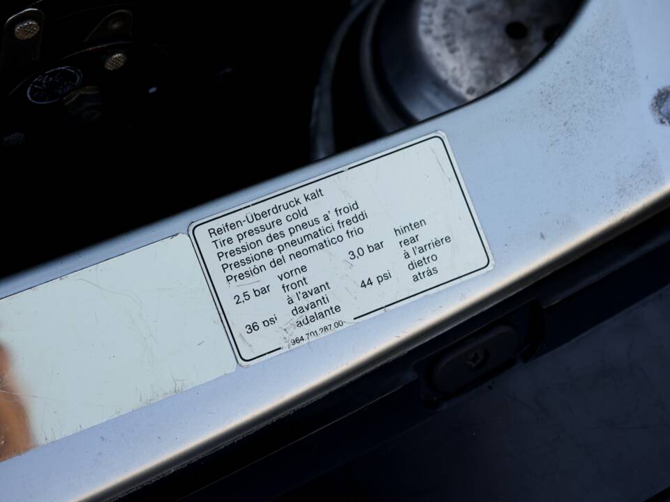 Image 38/46 of Porsche 911 Carrera 2 (1991)