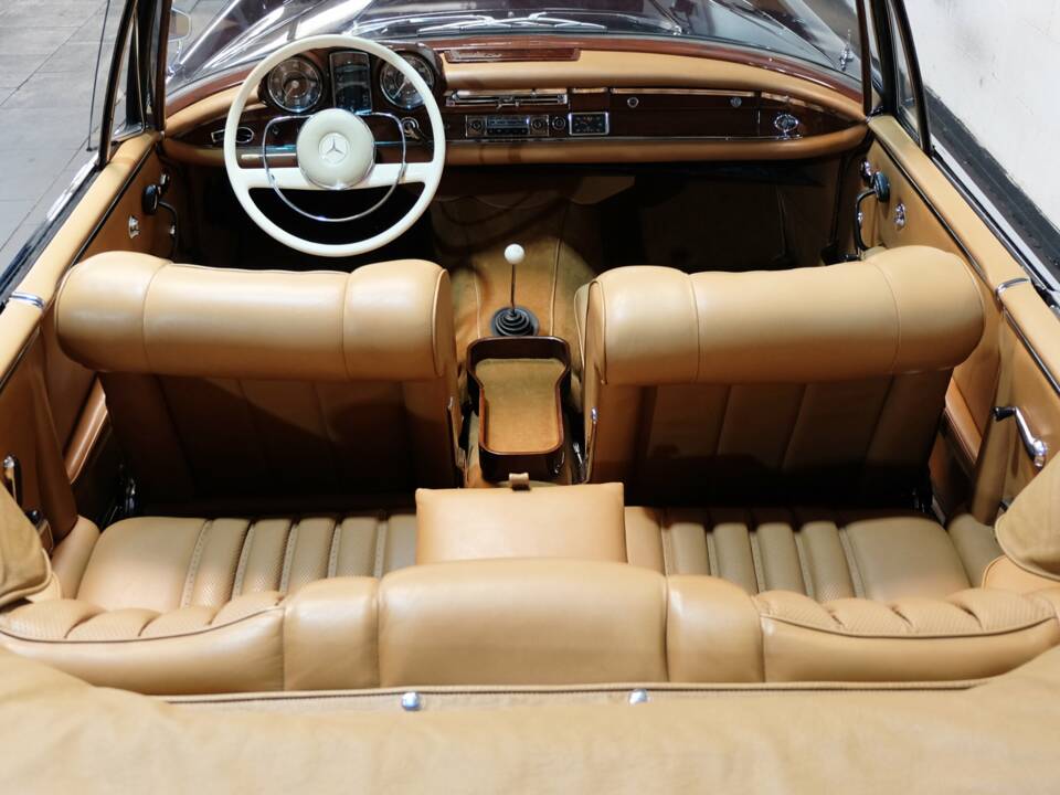 Bild 26/34 von Mercedes-Benz 220 SE b (1963)