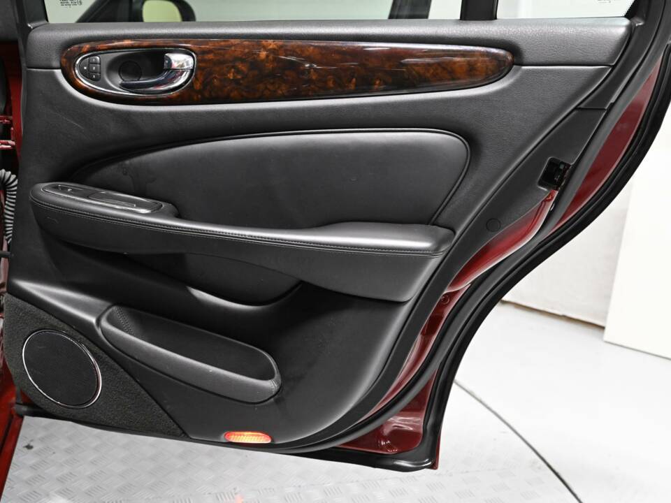 Imagen 26/50 de Jaguar XJR Super V8 (2004)