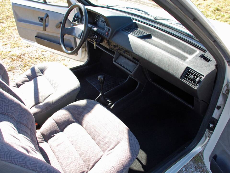 Immagine 15/29 di Volkswagen Polo II Hatchback 1.0 (1989)