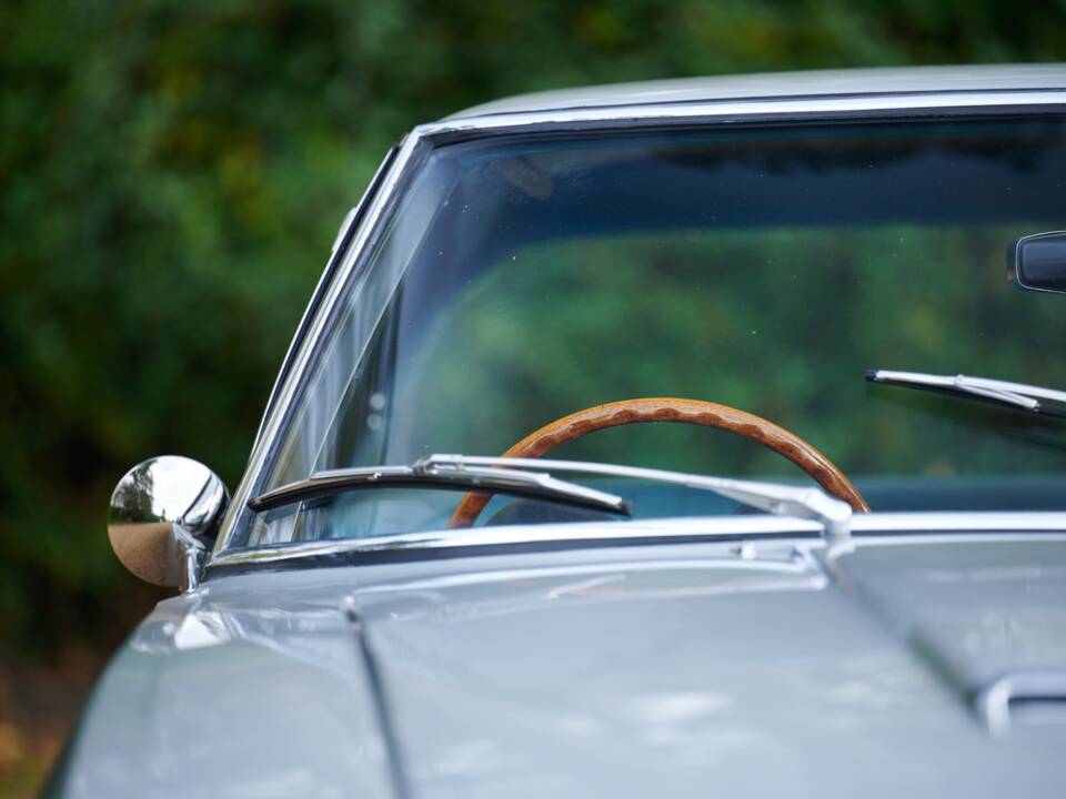 Image 39/50 of Jensen FF (1967)