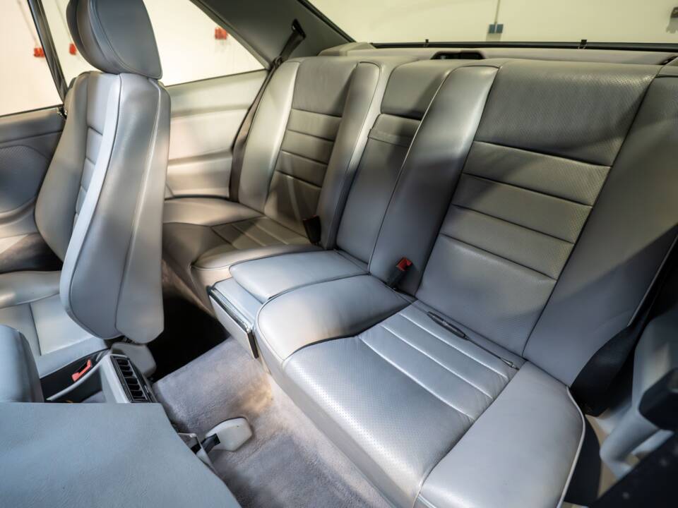 Image 17/27 of Mercedes-Benz 500 SEC (1988)