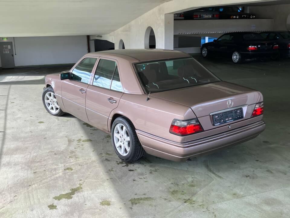 Afbeelding 3/9 van Mercedes-Benz E 220 (1994)