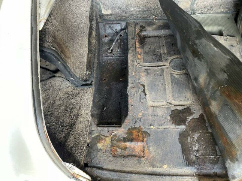 Bild 31/36 von Mercedes-Benz 220 SE (1960)