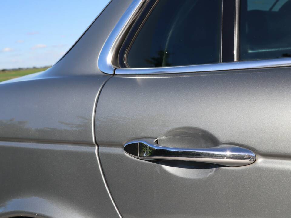 Image 37/50 of Jaguar XJ 8 4.2 (2004)