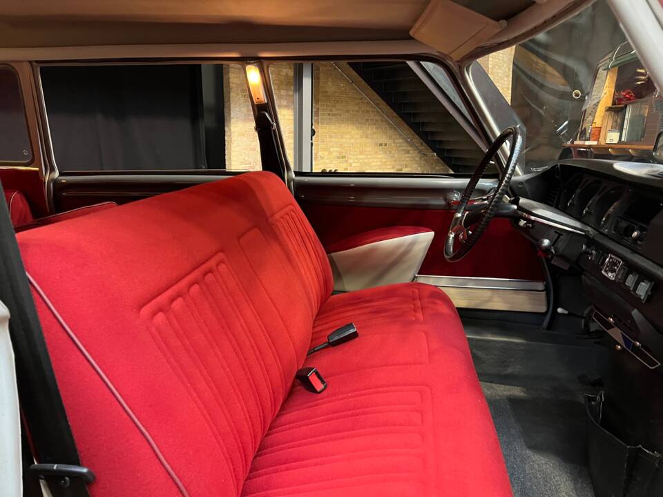 Image 21/30 of Citroën DS 20 Familiale (1970)