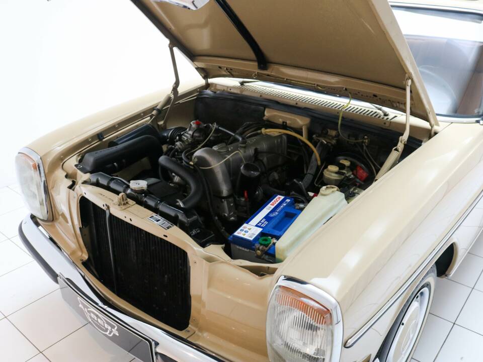 Imagen 10/12 de Mercedes-Benz 200 (1974)