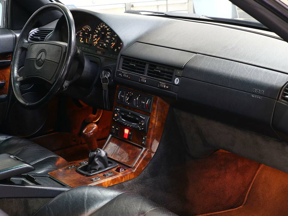 Image 31/36 of Mercedes-Benz 300 SL-24 (1993)