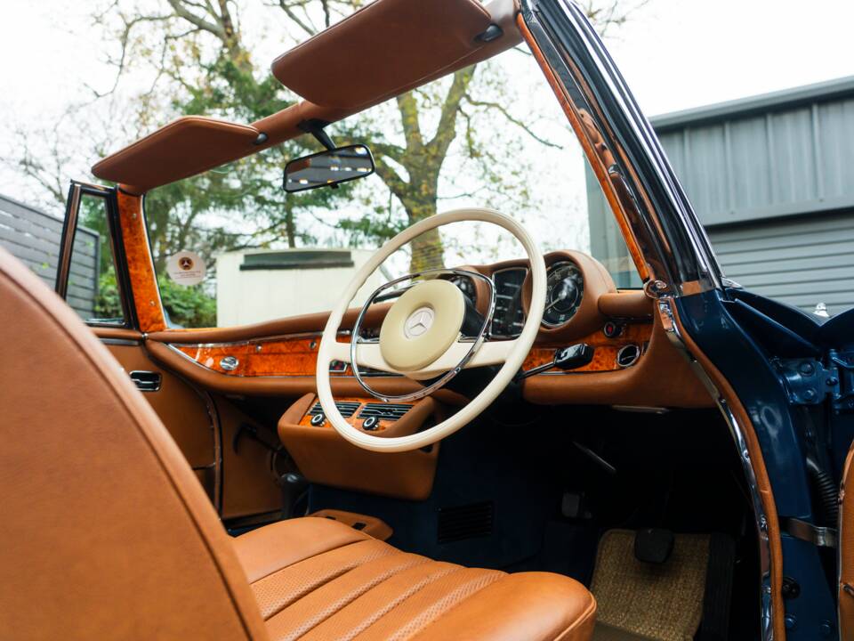 Image 42/57 de Mercedes-Benz 280 SE 3,5 (1971)