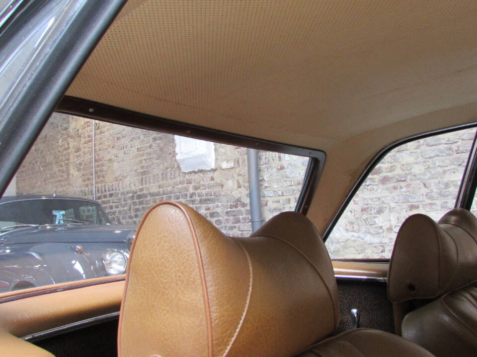 Image 18/23 of Mercedes-Benz 280 SL (1969)