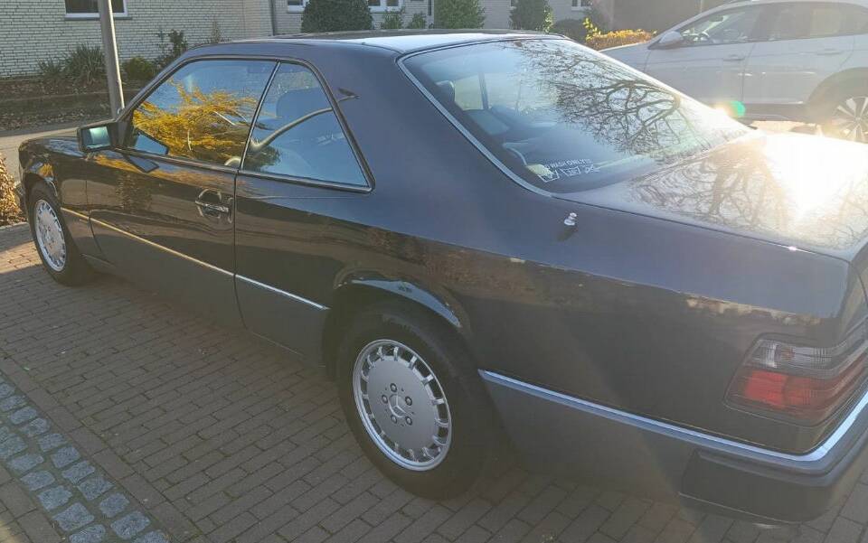 Image 5/7 of Mercedes-Benz 300 CE (1990)