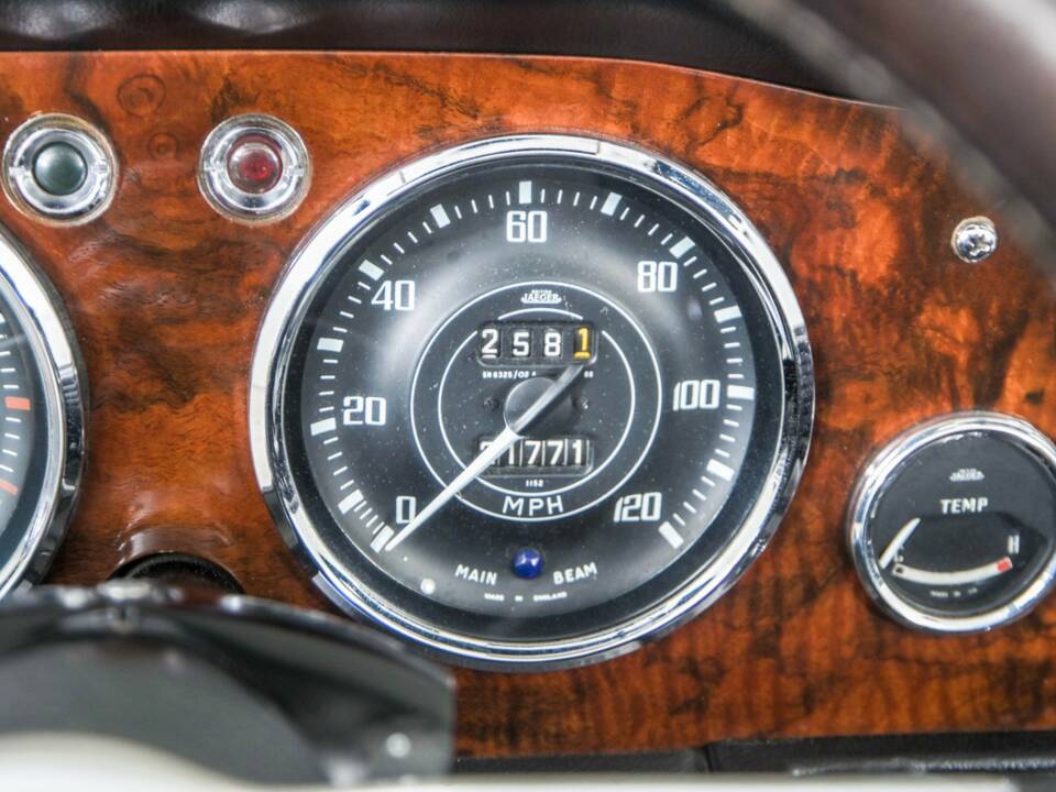 Image 17/50 of Triumph TR 4A (1967)