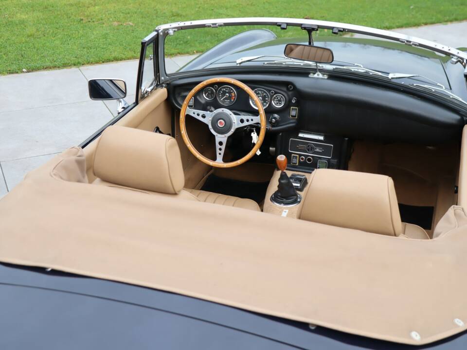 Afbeelding 25/50 van MG MGB (1973)