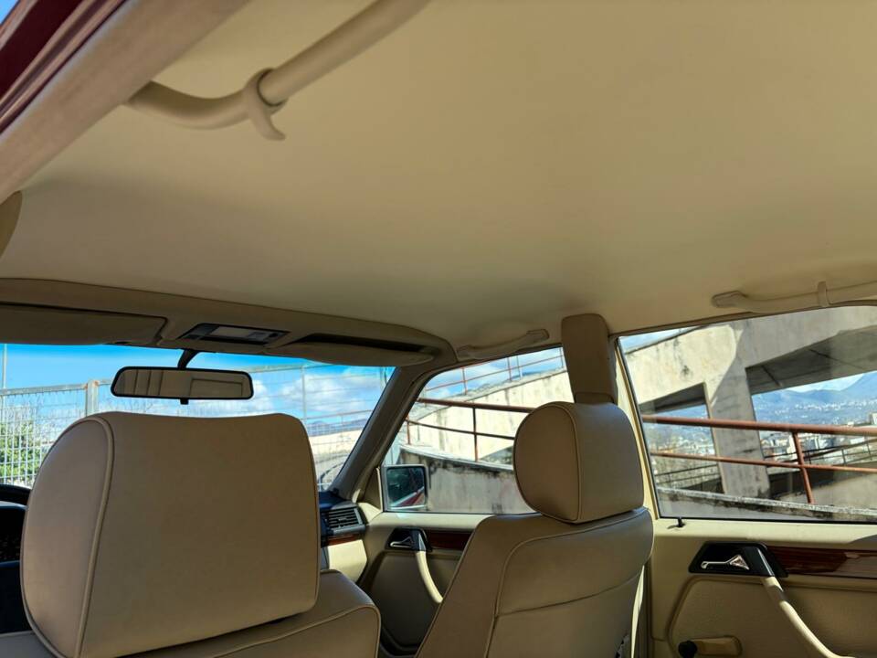 Image 21/50 of Mercedes-Benz E 200 (1993)