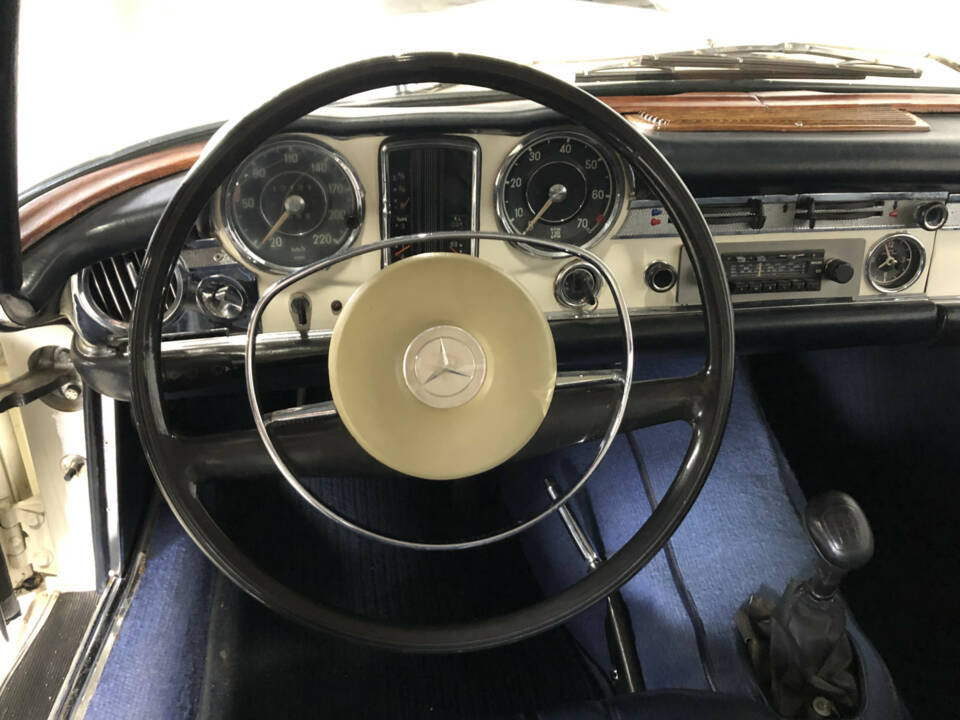 Image 17/25 of Mercedes-Benz 280 SL (1969)