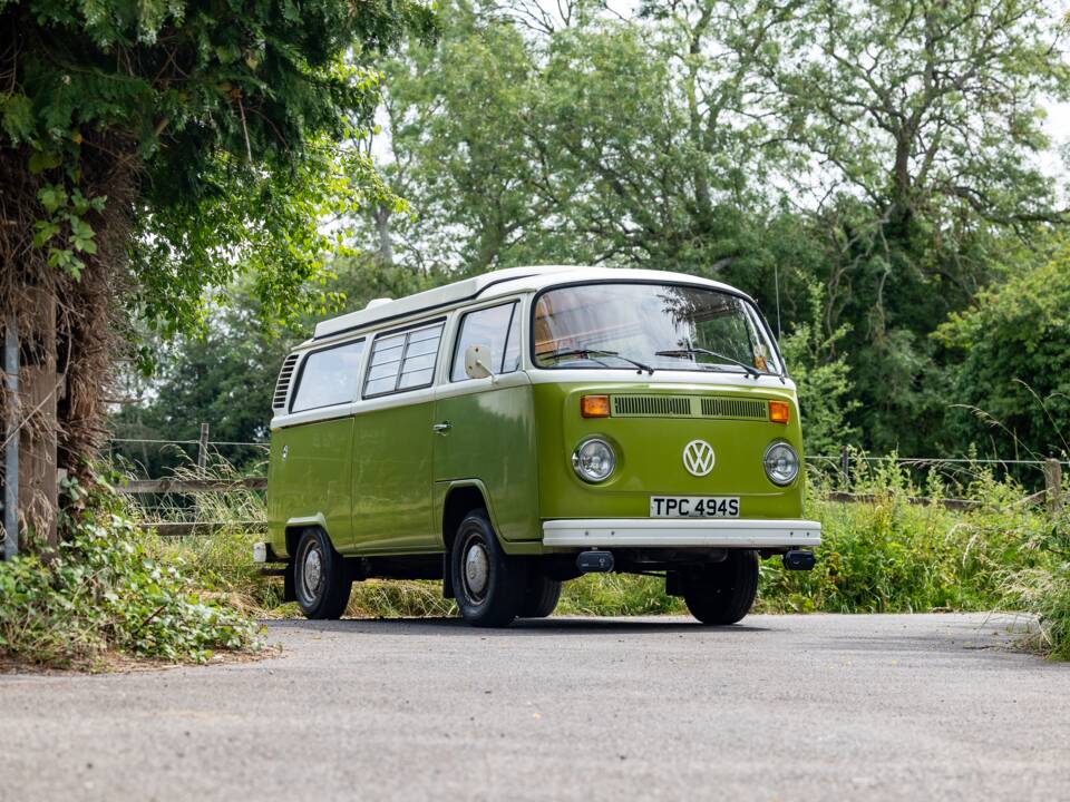 Image 16/47 of Volkswagen T2b Camper (1977)