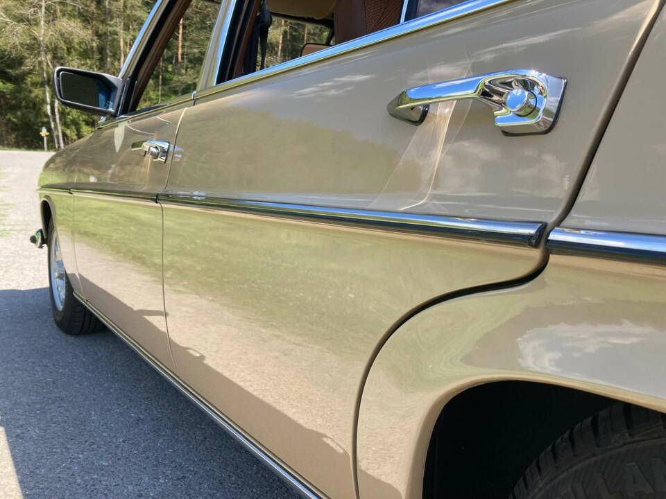 Image 10/49 de Mercedes-Benz 230&#x2F;4 (1974)