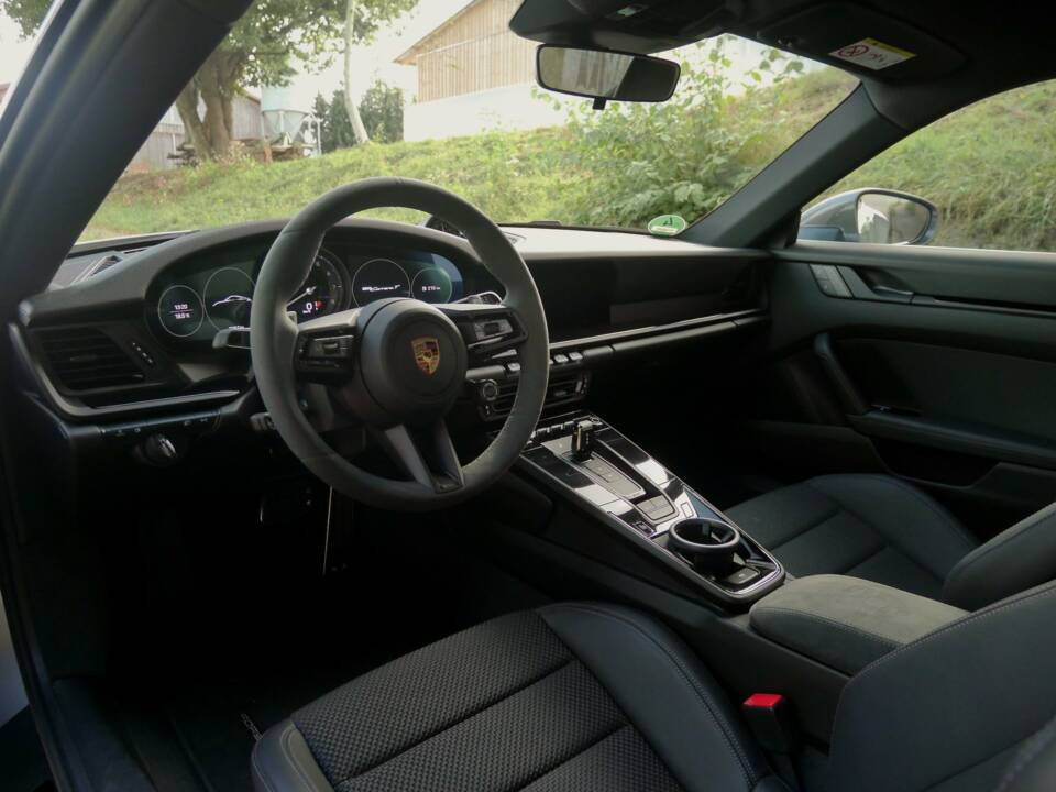 Image 18/39 of Porsche 911 Carrera T (2023)