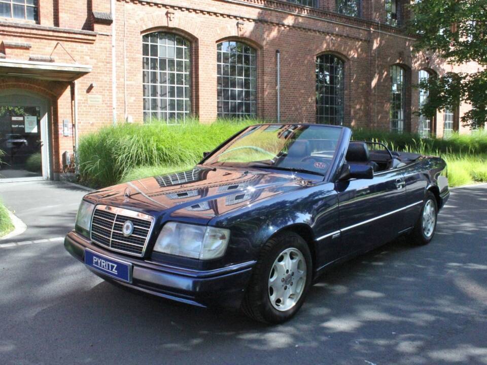 Image 1/21 of Mercedes-Benz E 320 (1995)