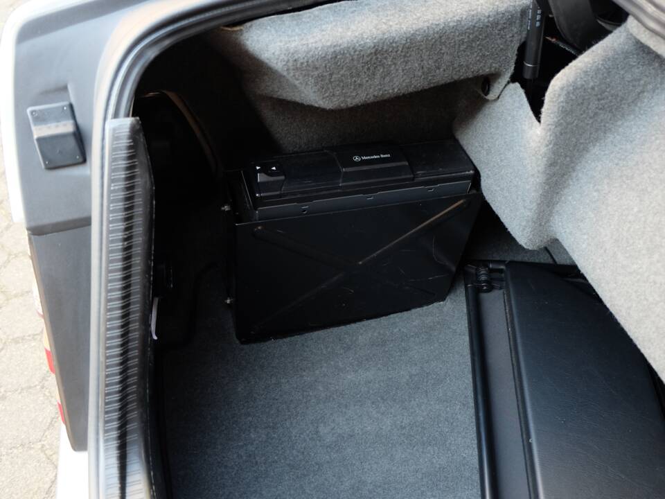 Image 60/74 of Mercedes-Benz E 320 (1997)