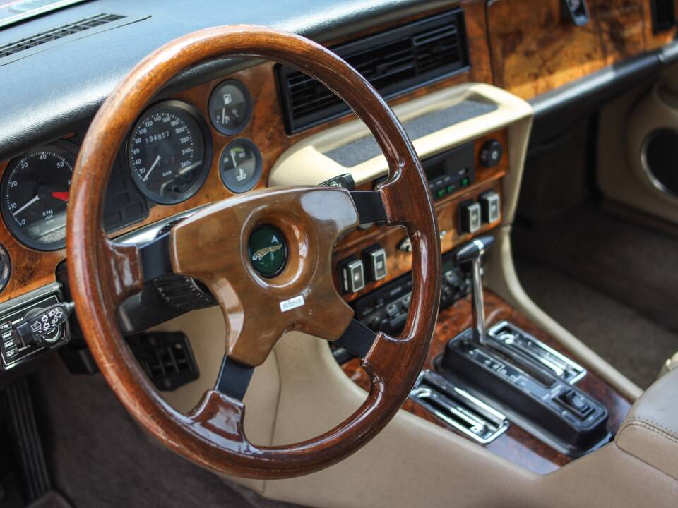 Image 9/44 of Jaguar XJ 12 (1990)