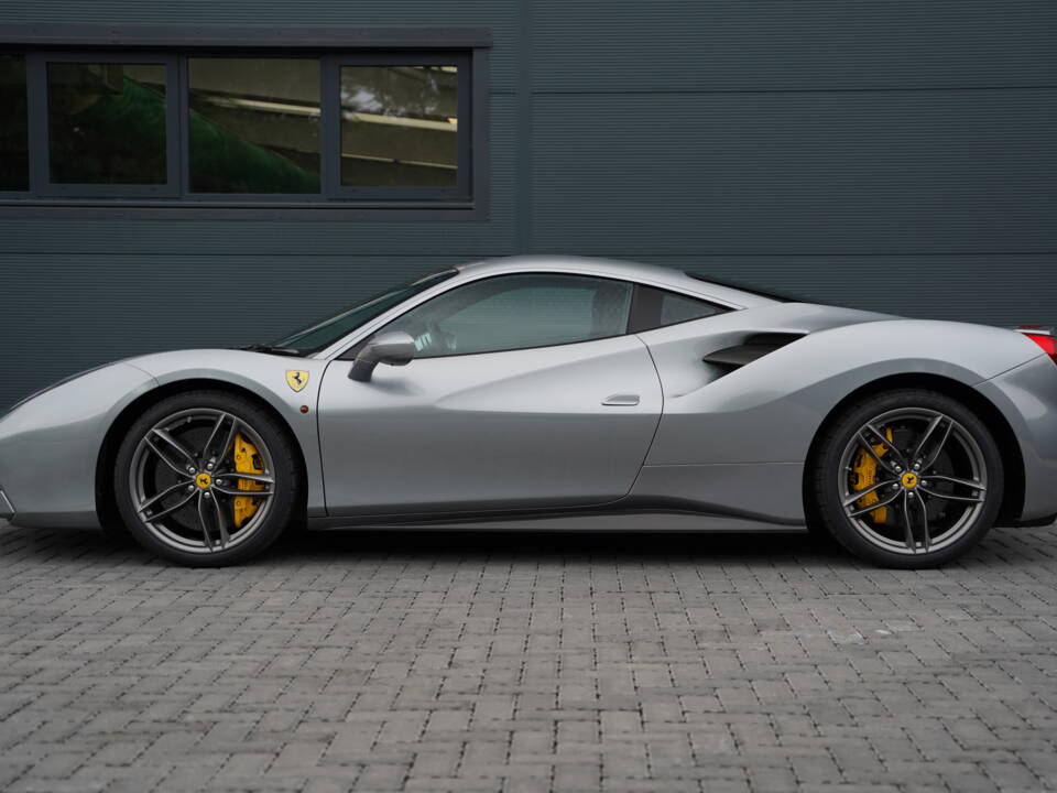 Image 6/50 de Ferrari 488 GTB (2019)