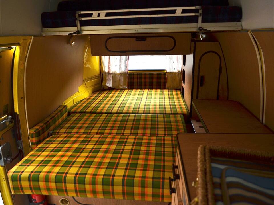 Image 15/18 of Volkswagen T2b panel van (1978)