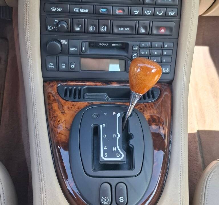 Image 10/23 of Jaguar XK8 4.2 (2005)