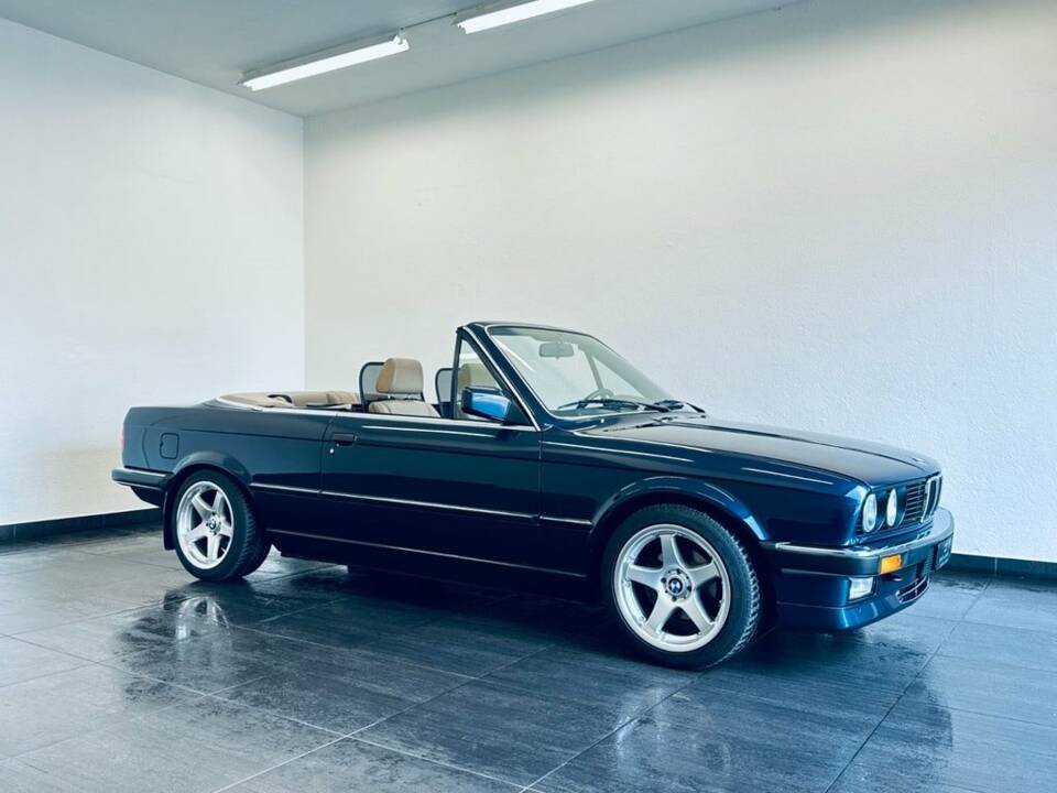 Image 1/29 de BMW 325i (1989)