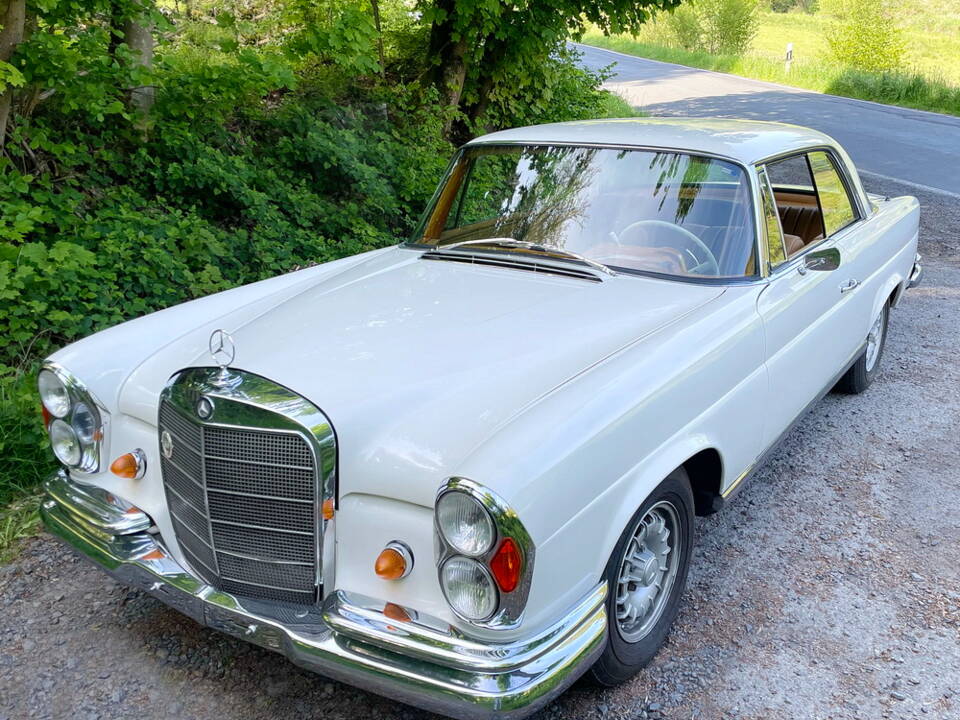 Image 4/18 of Mercedes-Benz 220 SE b (1965)