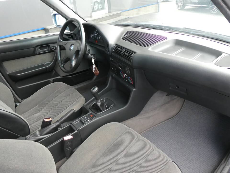 Image 12/16 of BMW 525i (1990)