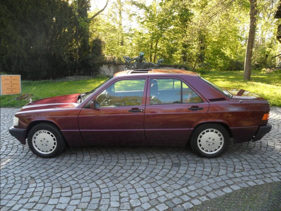 Image 3/137 of Mercedes-Benz 190 E 1.8 Avantgarde &quot;Rosso&quot; (1992)