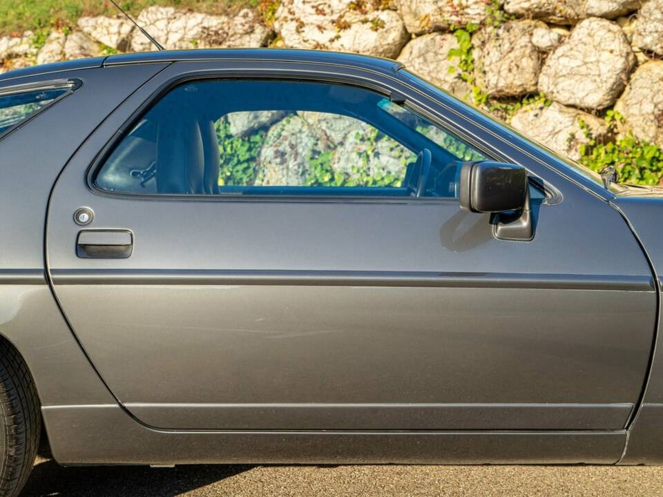Image 11/30 of Porsche 928 S4 (1989)