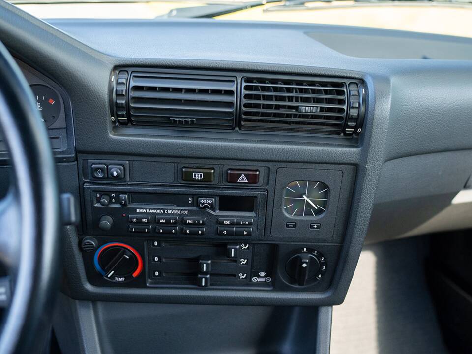 Immagine 24/35 di BMW 320i (1988)