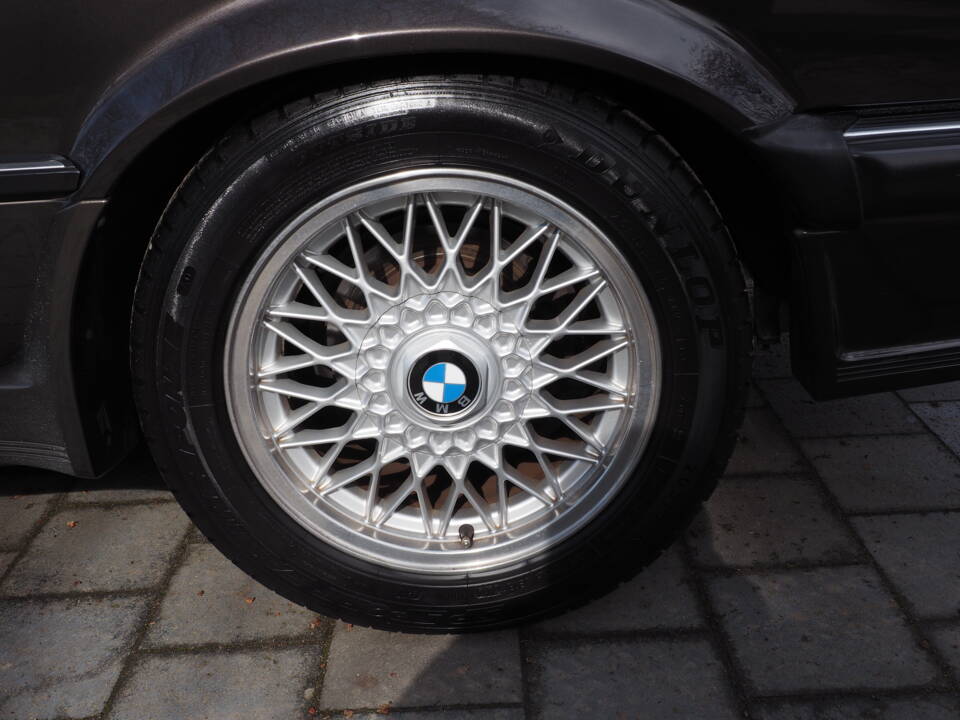 Bild 20/40 von BMW 325i (1986)