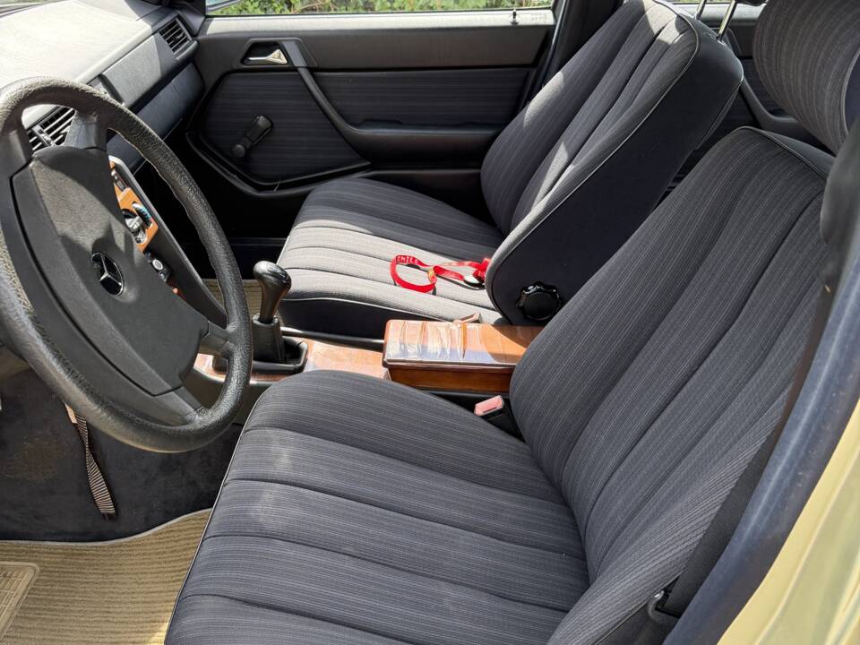 Bild 10/19 von Mercedes-Benz 200 D (1984)